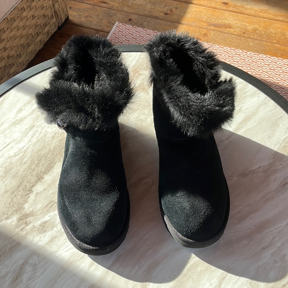 Ugg bootie. Black fluffy top with silver pin. Excellent condition.